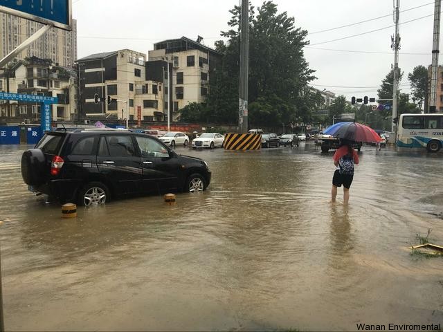 無縫氣瓶生產(chǎn)商,密閉取樣器,自動切水器,截油排水器 咔嚓!小區(qū)積水過膝蓋 男子上班翻墻摔骨折