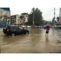 咔嚓！小區(qū)積水過膝蓋 男子上班翻墻摔骨折